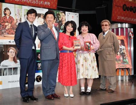 ＤＶＤ「演って候」の完成会見に登場した（左から）ロバート・山本博、秋山竜次、友近、ゆりやんレトリィバァ、バッファロー吾郎Ａ＝東京・よしもと∞ドーム