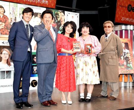 　会見に登場した（左から）ロバート・山本博、秋山竜次、友近、ゆりやんレトリィバァ、バッファロー吾郎Ａ＝東京・よしもと∞ドーム