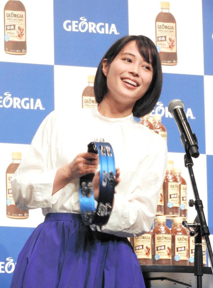 　タンバリンを叩きながら熱唱する広瀬アリス＝都内