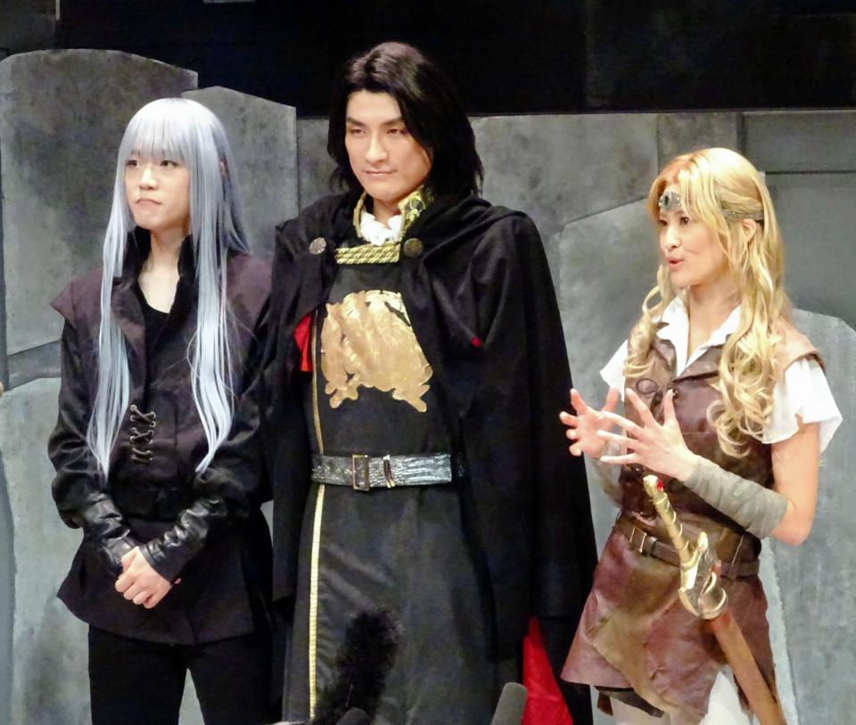 囲み取材に応じる（左から）林翔太、松崎祐介、佃井皆美＝都内