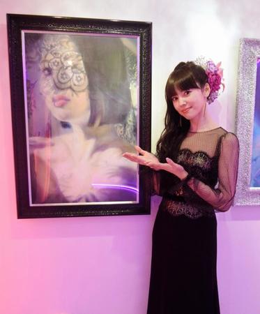 橋本マナミをモデルに描いたチョークアートを作成した松下萌子＝東京・中目黒のＭＤＰ　Ｇａｌｌｅｒｙ