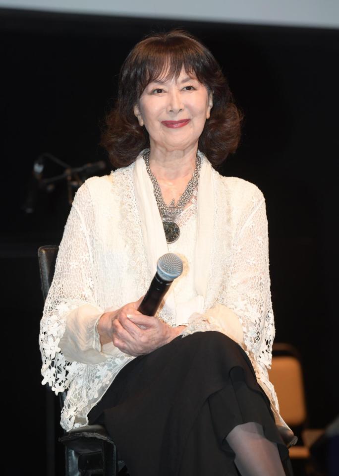 トークショーに登場にほほえむ岸惠子＝横浜みなとみらいホール（撮影・金田祐二）