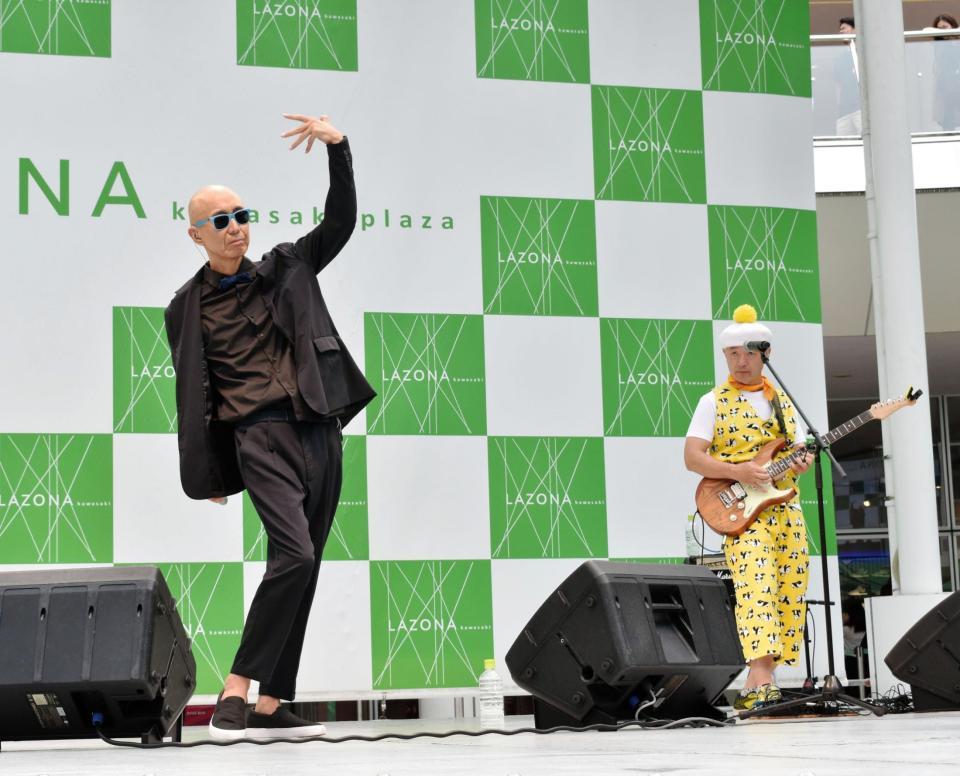 　リリースイベントに登場したサンプラザ中野くん（左）、パッパラー河合＝神奈川・ラゾーナ川崎プラザ