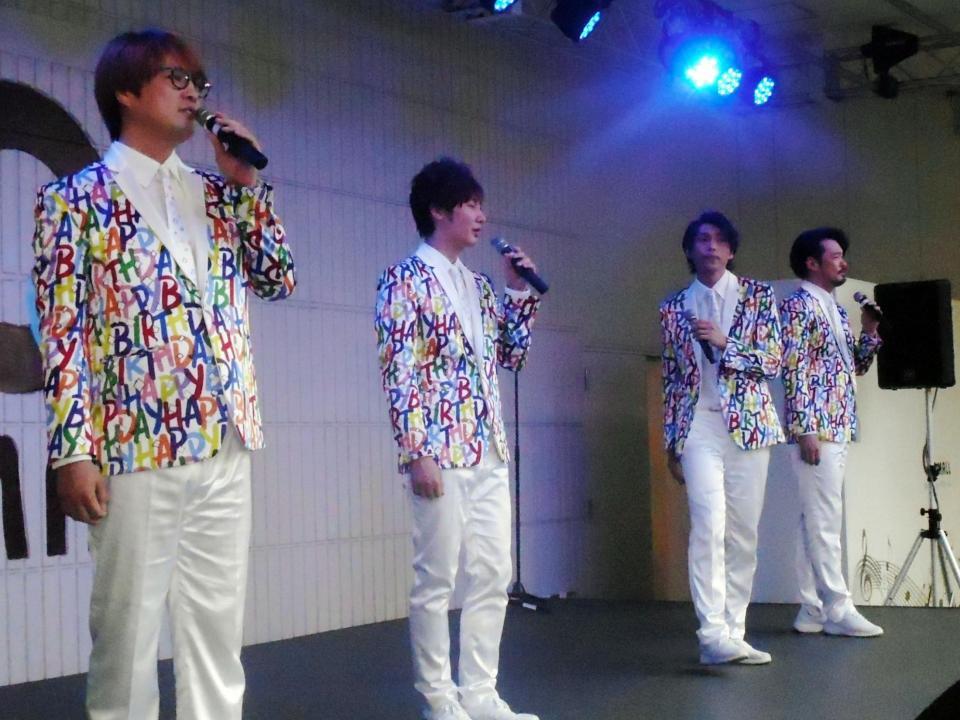 デビュー記念日に新曲「純烈のハッピーバースデー」発売記念イベントを行った純烈の（左から）酒井一圭、後上翔大、白川裕二郎、小田井涼平＝大阪・天王寺