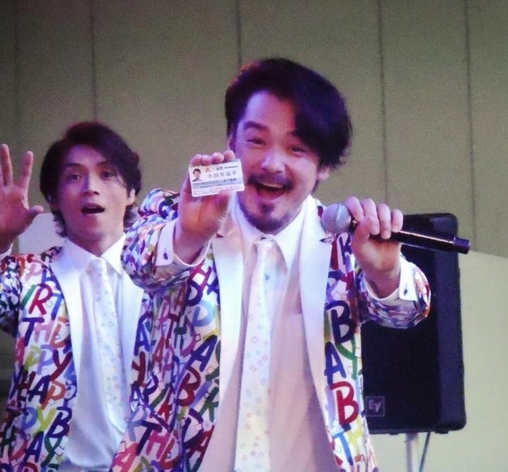 デビュー記念日に、天下一品グループの木村勉会長（中央）から天下一品渋谷店のラーメン１年間無料パスを贈られて喜ぶ純烈の小田井涼平（右）と白川裕二郎＝大阪・天王寺