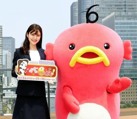 自身の愛称が入るＰＲ新番組に出演が決まったＡＢＣテレビ新人アナウンサーの増田紗織（左）とマスコットキャラクターのエビシー（右）＝ＡＢＣテレビ本社（撮影・高石航平）