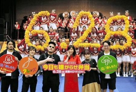 　箕面自由学園高での公開直前イベントにサプライズ登場した篠原涼子（前列中央右）