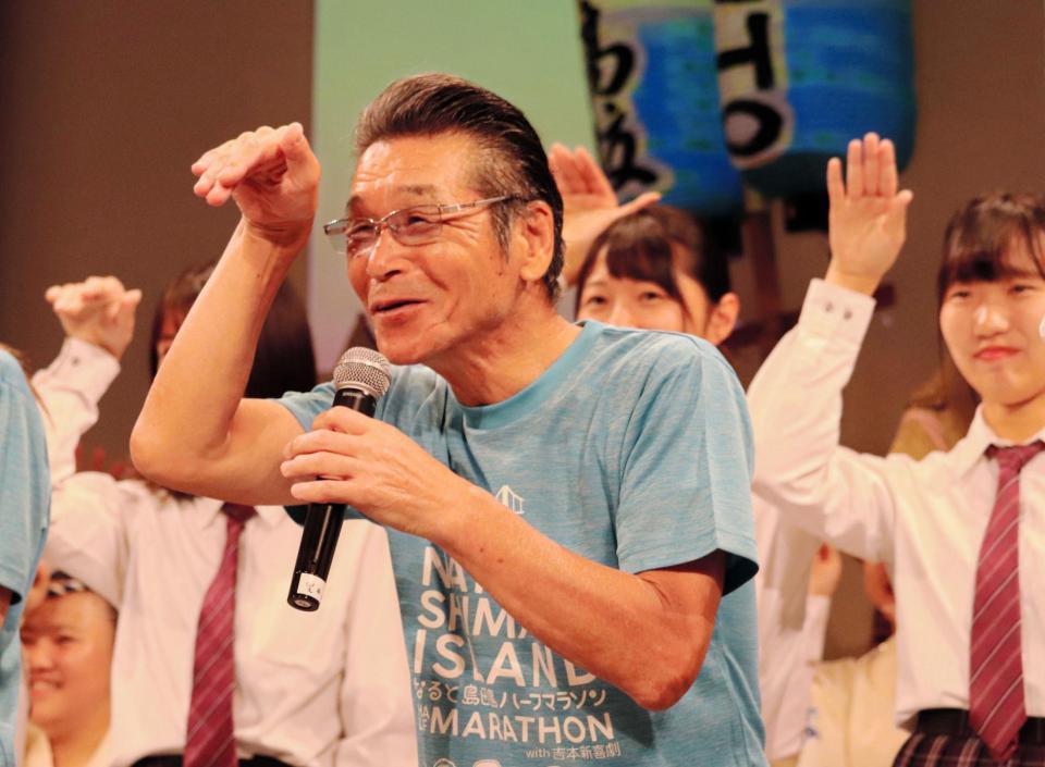 「島田島ハーフマラソンに来てちょ～だい」。高校生にギャグを伝授する間寛平＝大阪市内