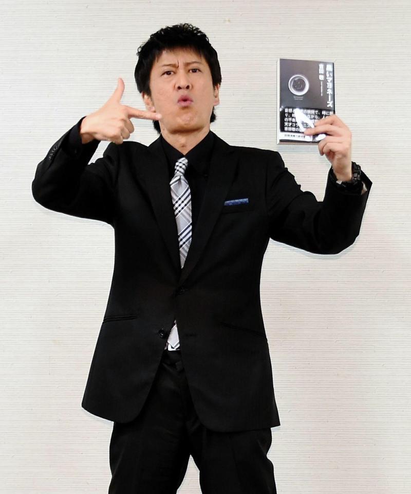 エッセイ集「黒いマヨネーズ」を手にアピールするブラックマヨネーズの吉田敬＝東京・青山ブックセンター本店（撮影・開出牧）