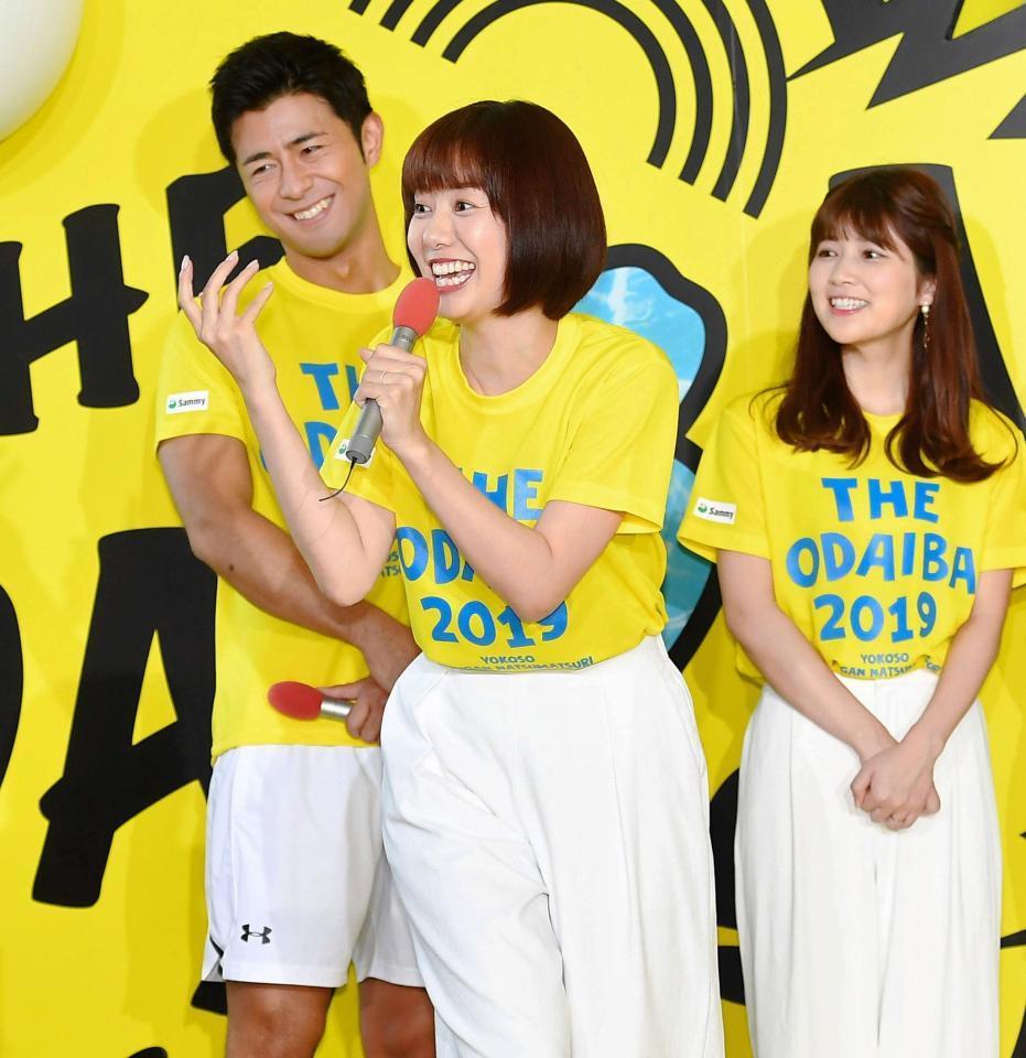 　夏にやりたいことをアピールする山崎夕貴アナウンサー（中央）＝都内
