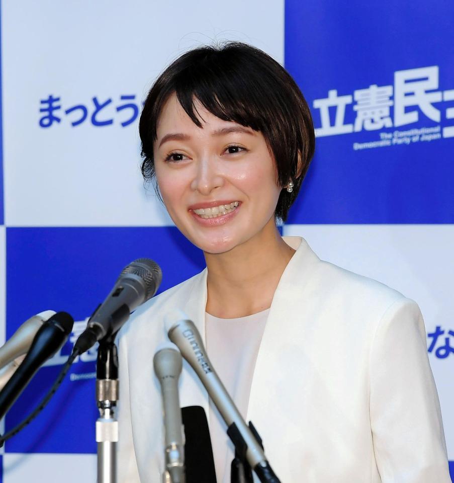 参議院出馬会見を行った市井紗耶香＝都内（撮影・中田匡峻）