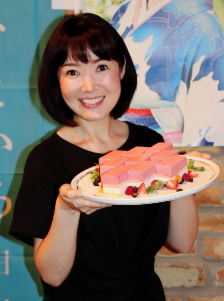 　自身のイメージカラー・ピンクのケーキを披露する田川寿美＝都内