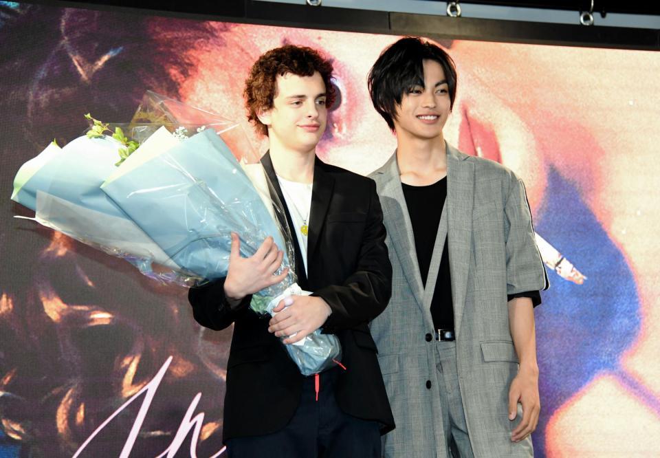 ロレンソ・フェロ（左）に花束を手渡した神尾楓珠＝ＴＯＷＥＲ　ＲＥＣＯＲＤＳ渋谷店（撮影・棚橋慶太）