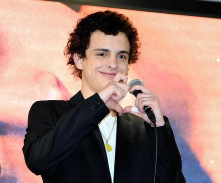 　客席からの歓声にハートポーズをするロレンソ・フェロ＝ＴＯＷＥＲ　ＲＥＣＯＲＤＳ渋谷店（撮影・棚橋慶太）