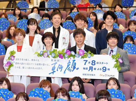 客席で笑顔を見せる（前列左から）山口智子、上野樹里、時任三郎、風間俊介、（後列左から）平岩紙、板尾創路、中尾明慶、森本慎太郎＝東京都港区のユナイテッド・シネマアクアシティお台場（撮影・出月俊成）