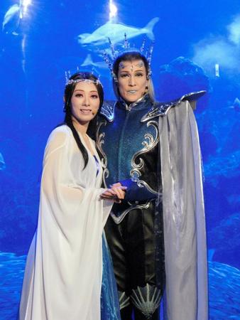 水槽の前で熱唱した桐生麻耶（右）と城月れい＝京都市内