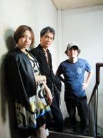 （左から）ヒロイン役の岡村いずみ、主演の加藤雅也、時川英之監督（広島第一劇場で）