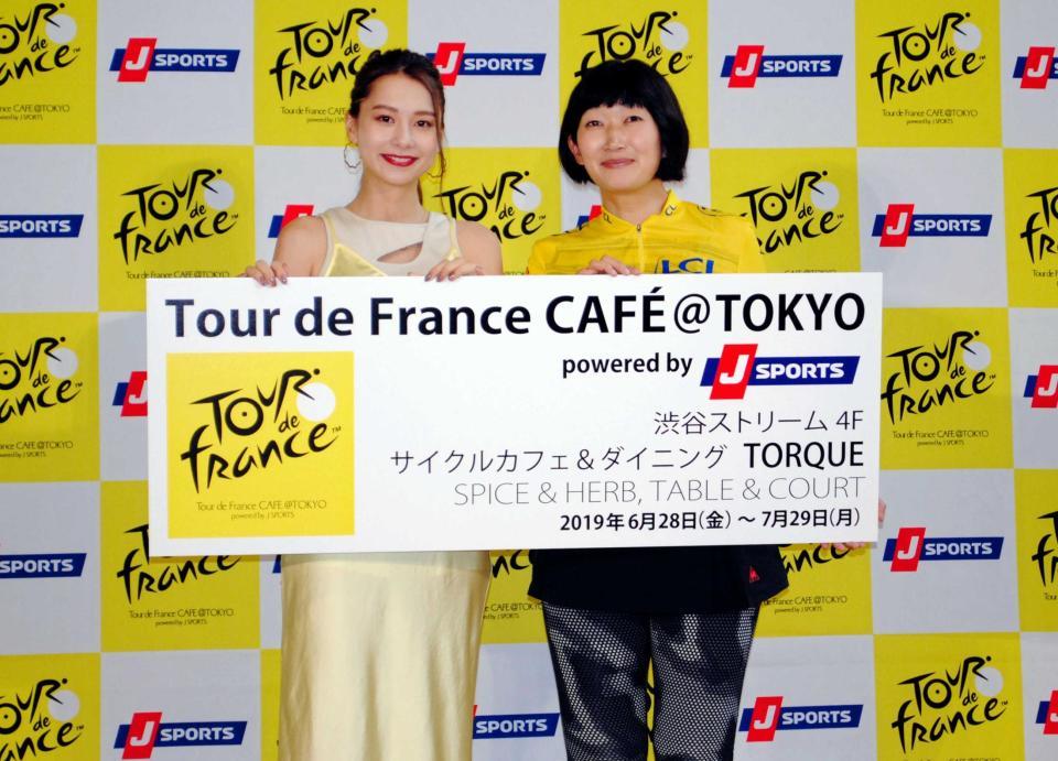 　キックオフイベントに参加したモデルのＮｉｋｉとたんぽぽの川村エミコ（右）