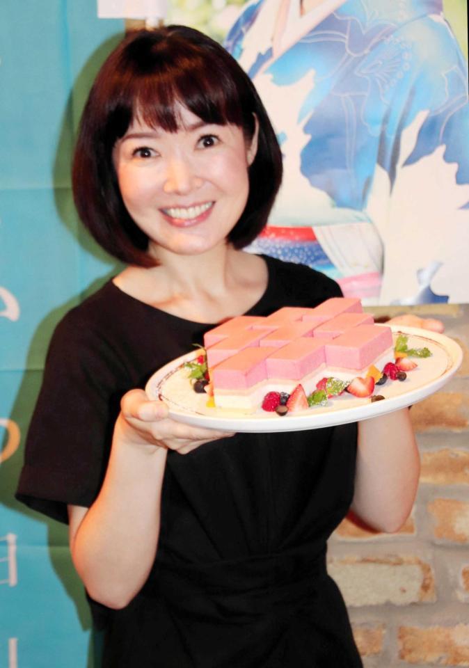 　自身のイメージカラー・ピンクのケーキを披露する田川寿美＝東京・八重洲