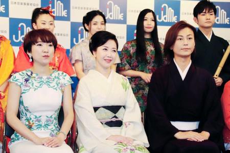 　チャリティーコンサートへの思いを語った（前列左から）森山愛子、伍代夏子、氷川きよし＝東京・千駄ヶ谷