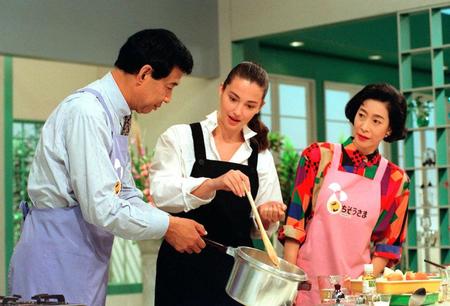 ９１年１０月、料理番組「ごちそうさま」に寿美花代（右）と夫婦で出演した高島さん