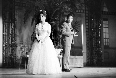 　舞台「マイ・フェア・レディ」で江利チエミさん（左）と共演（Ｃ）東宝演劇部
