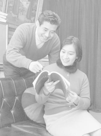 　６７年１月、自宅でくつろぐ高島さんと妻の寿美花代