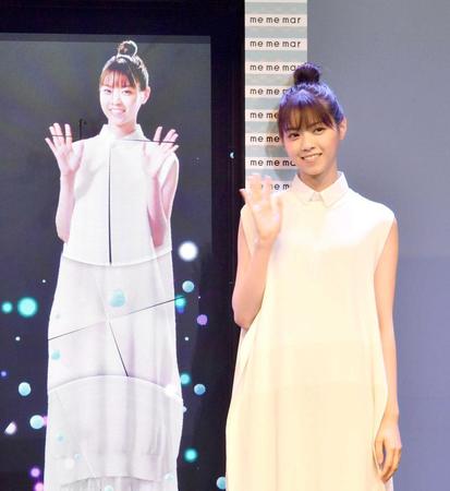 　３Ｄ　ｎａｎａｓｅ（左）と同じポーズをとる西野七瀬＝新宿アルタＫｅｙＳｔｕｄｉｏ