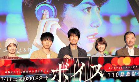 　会見した（左から）ＹＯＵ、増田貴久、唐沢寿明、真木よう子、木村祐一＝神奈川県川崎市の生田スタジオ