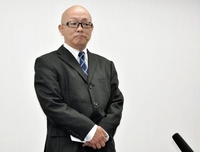 謝罪会見を行う、ものまねタレントのバンドー太郎＝東京・御茶ノ水