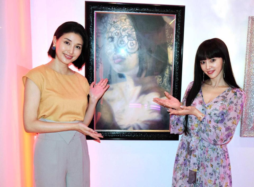 　自身がモデルとなったチョークアートの前で、作者の松下萌子（右）と並ぶ橋本マナミ
