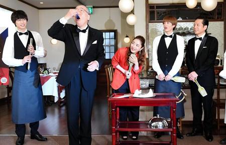 くじ引きで究極のワンスプーン料理を食べる岸部一徳（左から２人目）をうらやましそうに見つめる（左から）福士蒼汰、石原さとみ、志尊淳、勝村政信＝ＴＢＳ緑山スタジオ（撮影・三好信也）