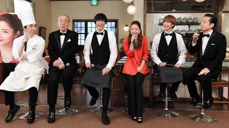 発表会見に登場し笑顔で話す（左から）段田安則、岸部一徳、福士蒼汰、石原さとみ、志尊淳、勝村政信＝ＴＢＳ緑山スタジオ（撮影・三好信也）