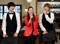 撮影現場でのエピソードを笑顔で話す（左から）福士蒼汰、石原さとみ、志尊淳＝ＴＢＳ緑山スタジオ（撮影・三好信也）