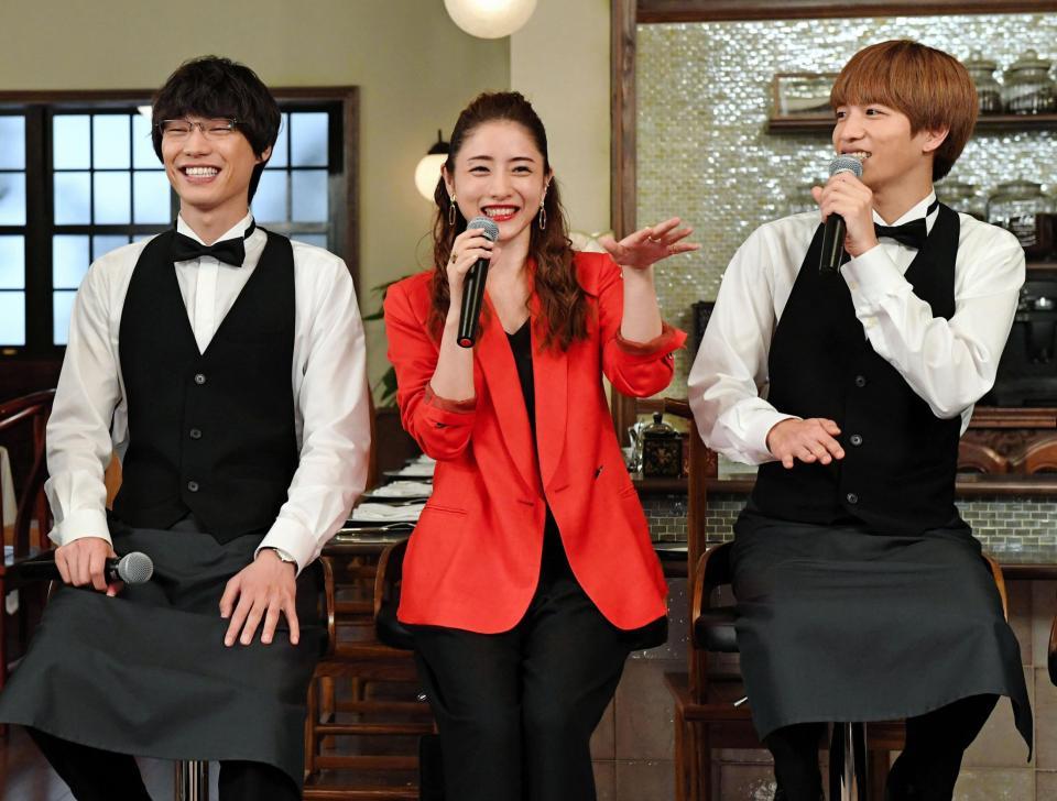 撮影現場でのエピソードを笑顔で話す（左から）福士蒼汰、石原さとみ、志尊淳＝ＴＢＳ緑山スタジオ（撮影・三好信也）