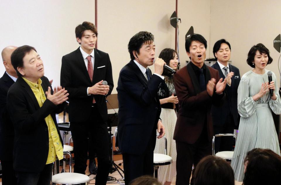 　賀来千香子（右）ら共演陣と「青春貴族」を歌う中村雅俊（中央）＝東京・明治座