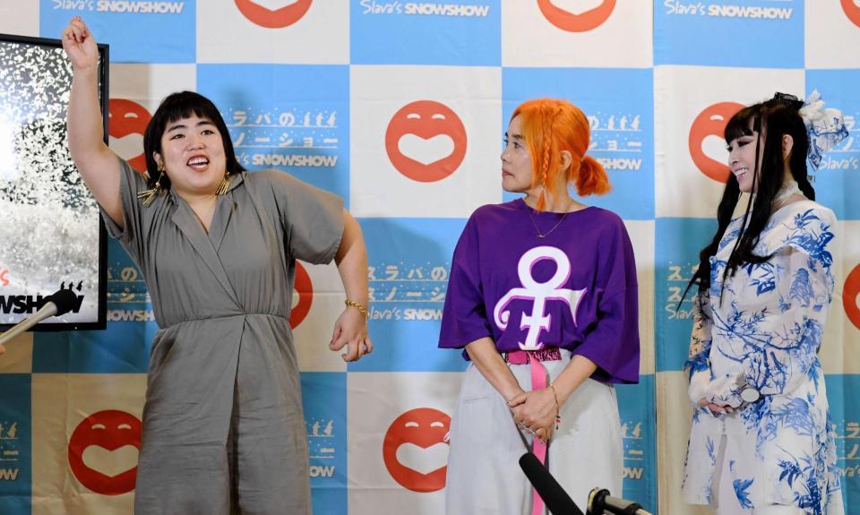 　ギャグを連発するゆりやんレトリィバァ（左端）。右からプリンセス天功、野沢直子＝都内（撮影・開出牧）