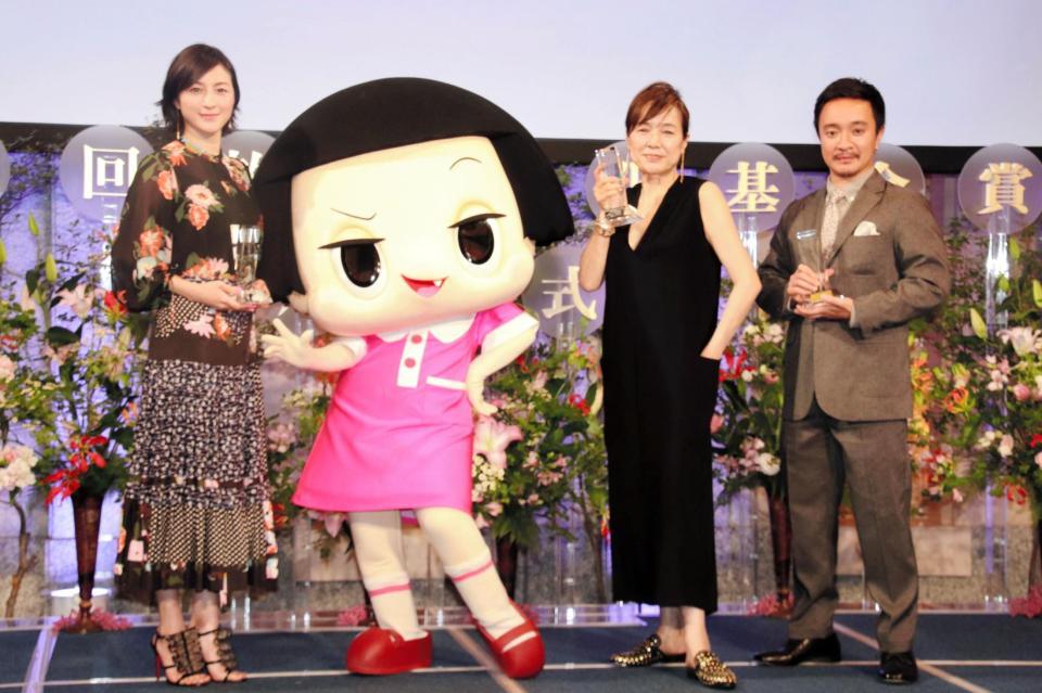 　歴史ある賞に輝いた（左から）広末涼子、チコちゃん、桃井かおり、濱田岳＝都内