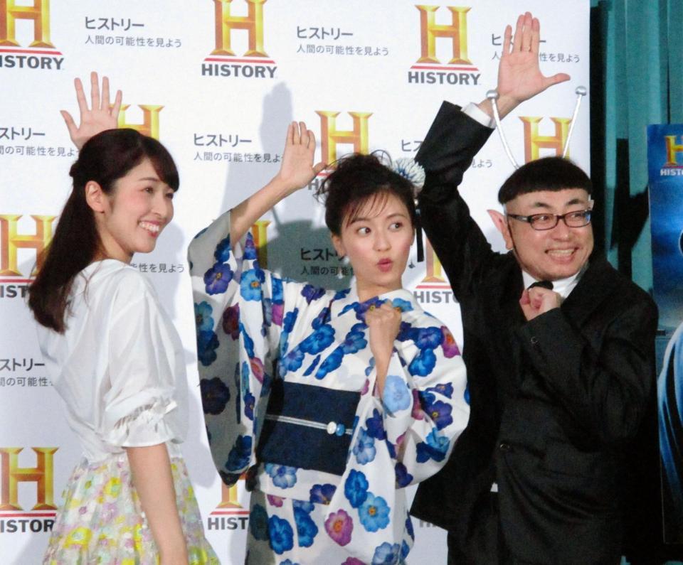 　プレミア試写会で“ＵＦＯ”のポーズをとる（左から）山下耀子、小島瑠璃子、イジリー岡田＝都内