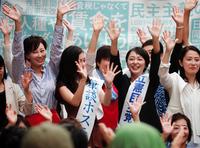 他の候補者とともに笑顔で手をふる市井紗耶香（前列右から２人目）、斉藤里恵氏（同３人目）＝ＪＲ京橋駅
