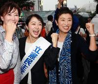 参議院選挙公示を控え、立憲民主党大阪府連代表・辻元清美（右）と共に気勢を上げる市井紗耶香ら＝ＪＲ京橋駅（撮影・坂部計介）