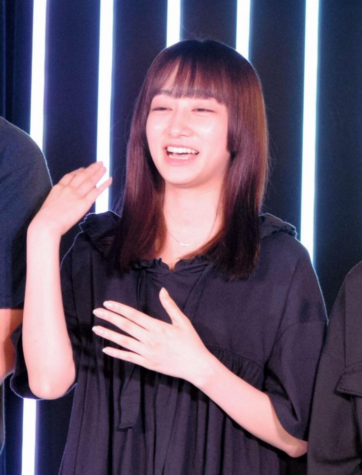 会見中に涙を見せた劇団４ドル５０セントの福島雪菜＝東京・原宿駅前ステージ