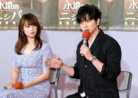 深田恭子（左）との共演シーンについて語る松本潤＝東京・ＮＨＫ放送センター　