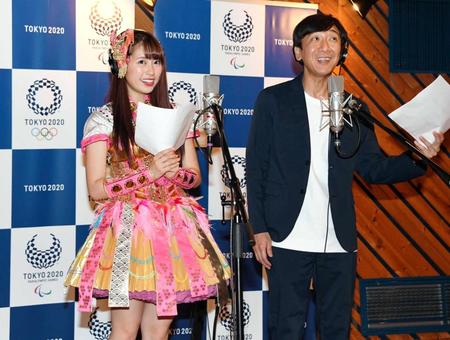 アフレコ収録を公開した佐々木彩夏（左）と飯塚悟志　