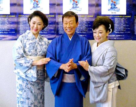 　金沢明子（右）、林よしこ（左）と手を組んだ橋幸夫