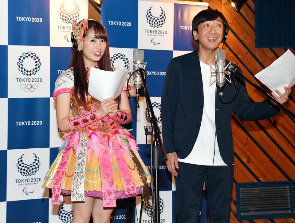 アフレコ収録を公開した佐々木彩夏（左）と飯塚悟志　