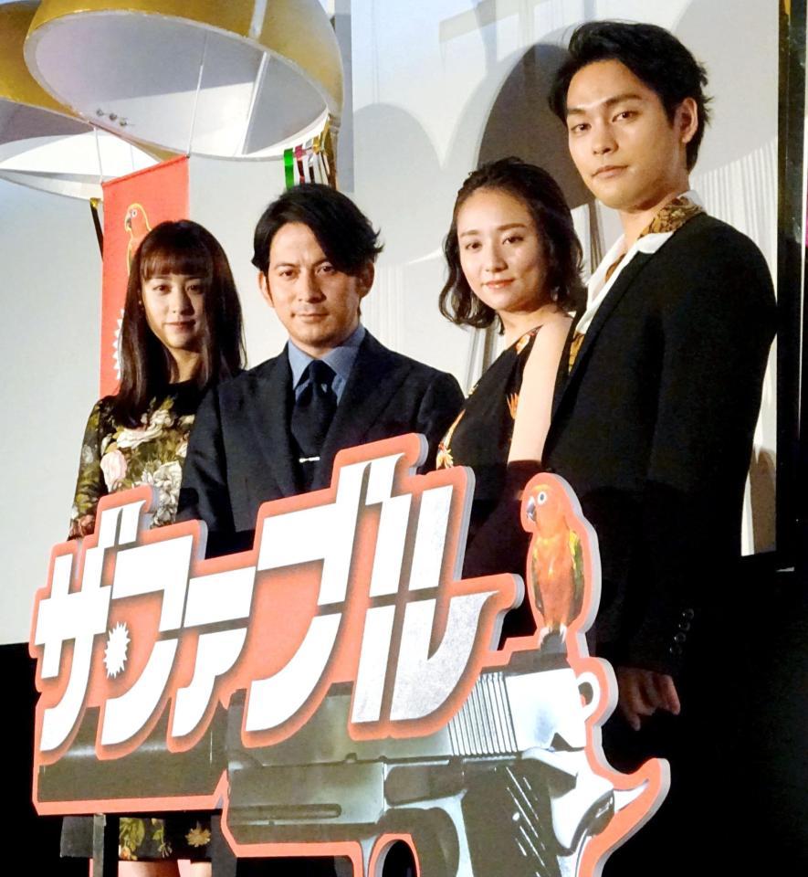 舞台あいさつに出席した（左から）山本美月、岡田准一、木村文乃、柳楽優弥＝東京・有楽町