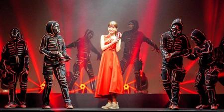 　ＥＬ　ＳＱＵＡＤとともにダンスを披露した宇野実彩子＝東京・芝公園  