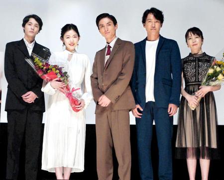 　舞台あいさつした（左から）三宅亮輔、西川可奈子、高良健吾、安部賢一、安里麻里監督＝東京・テアトル新宿