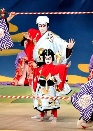 　「七月大歌舞伎」昼の部「外郎売」で共演した市川海老蔵（後）と勸玄君＝東京・歌舞伎座（提供　松竹（株））